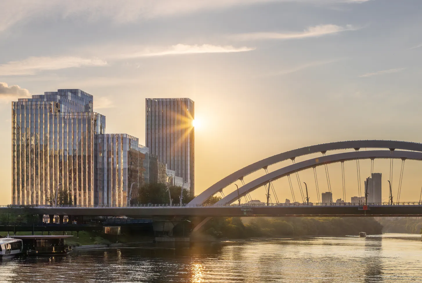 Береговой рядом с Филевским парком — философия жизни у воды с панорамными окнами и террасами для идеальных закатов