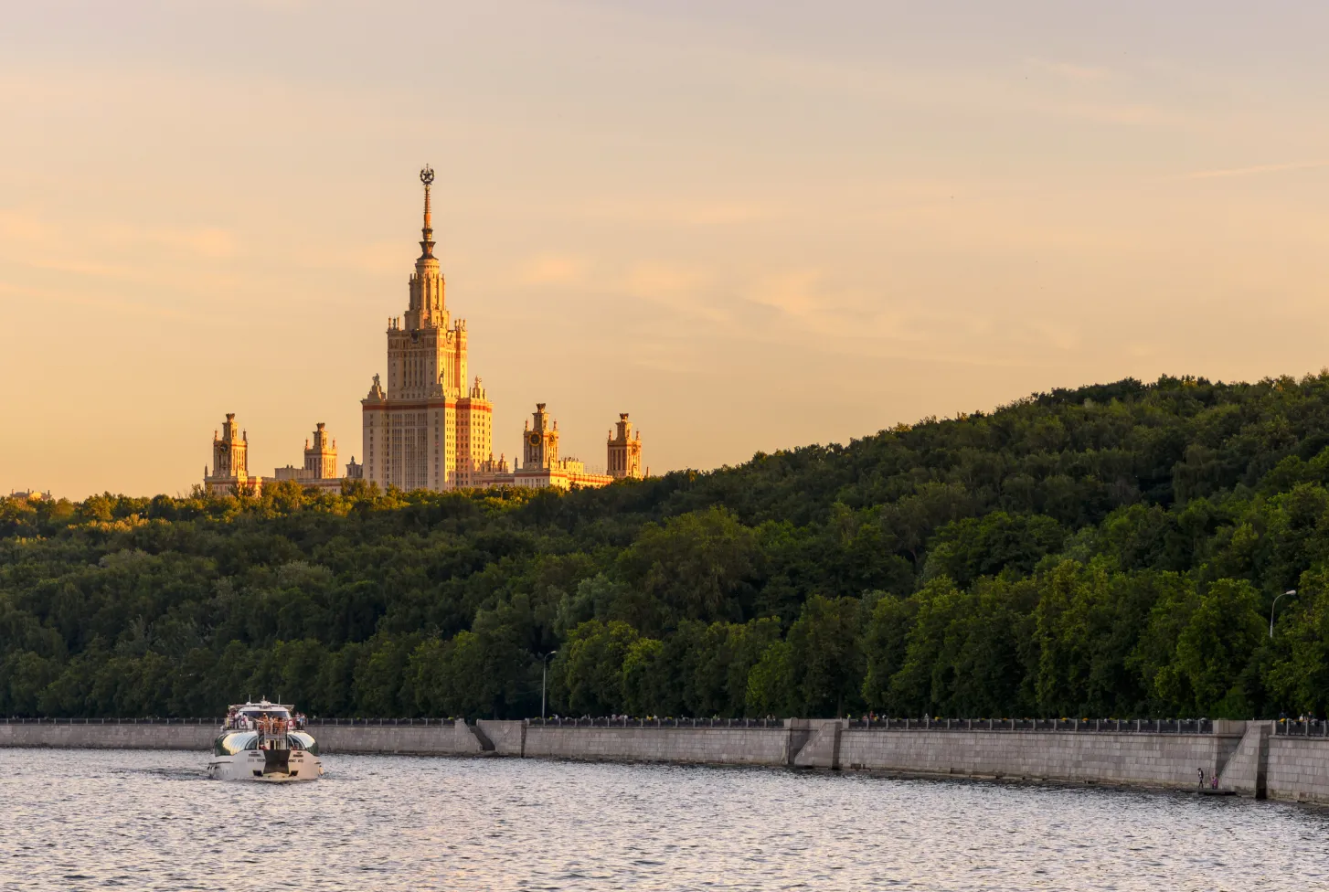 Главное здание МГУ на Воробьевых горах возвышается над зелеными массивами Ботанического сада и долины реки Раменки