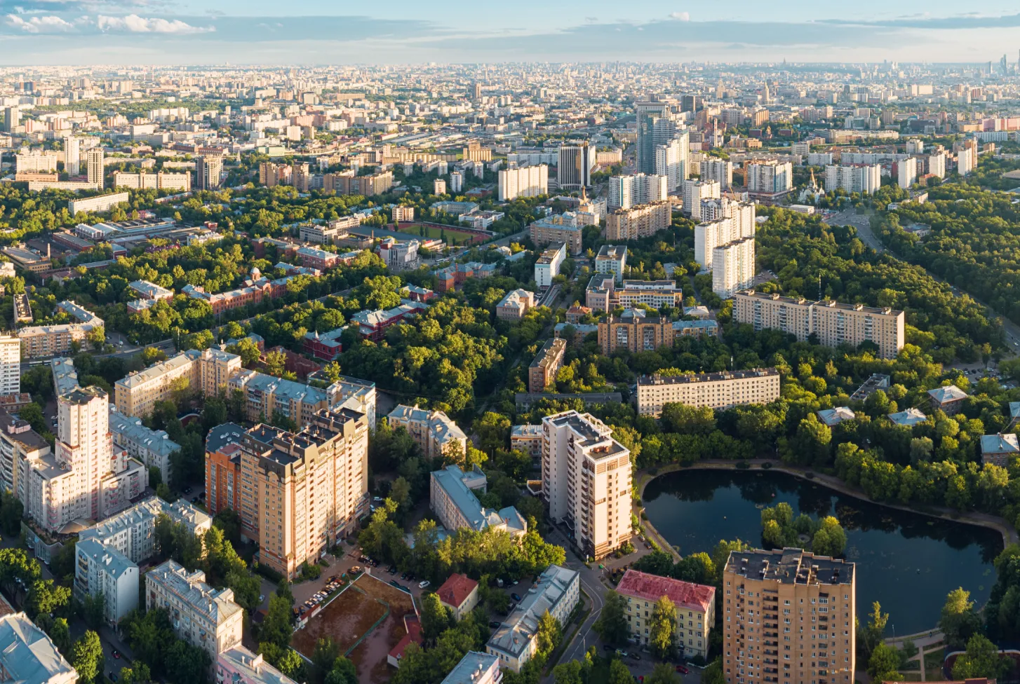 Знаменитый парк Сокольники — крупнейшая зеленая зона, занимающая половину территории района