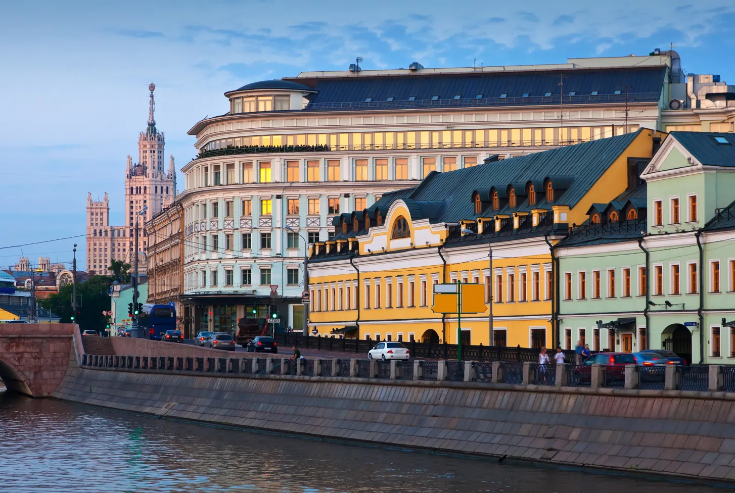 Исторические храмы и особняки Якиманки среди современной застройки у Москвы-реки