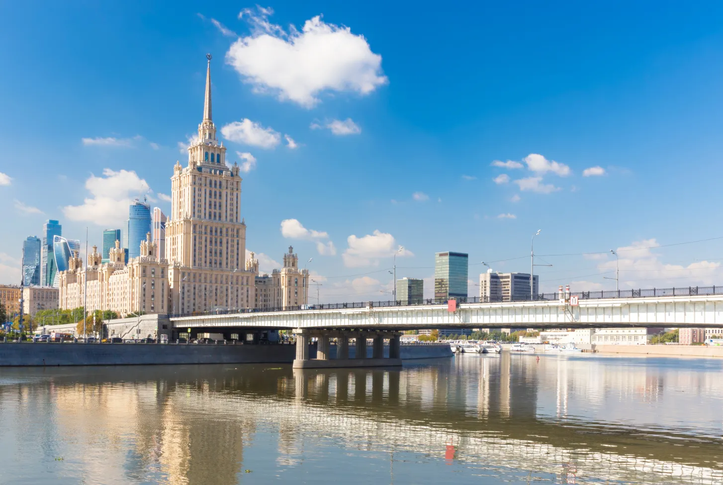 Дорогомилово в излучине Москвы-реки с контрастом исторической и современной архитектуры